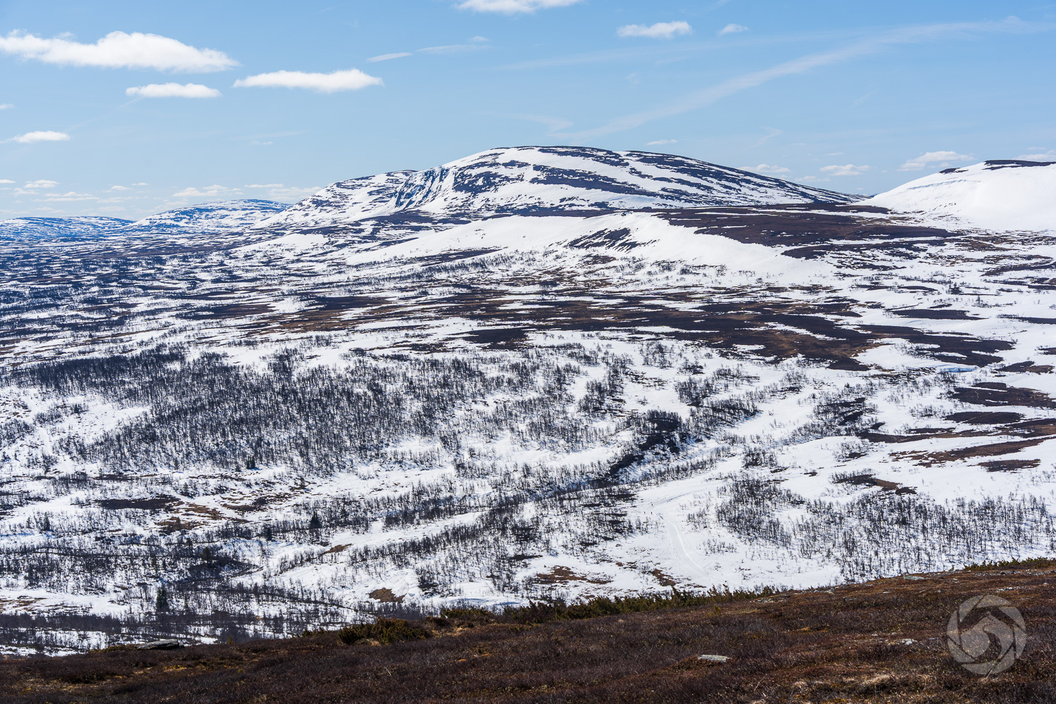 Utsikt från Ramundberget i Funäsfjällen med vårsnö och kalfjäll i Härjedalen.