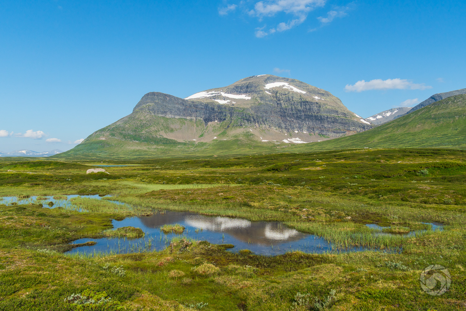 Predikstolen speglas i kärrvattnet
